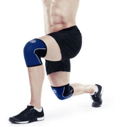 Rehband RX Knee Sleeve - 5mm - Navy/Black -Fitness Supplies Store 105308 Rehband Rx Knee Sleeve Navy Black 5mm Lifestyle Shot