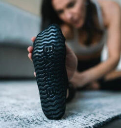 BAHE Studio Grippy Barre Socks - Anthracite 17 BAHE Studio Grippy Barre Socks - Anthracite -Fitness Supplies Store BAHE Studio Grippy Barre Socks Anthracite Lifestyle 03