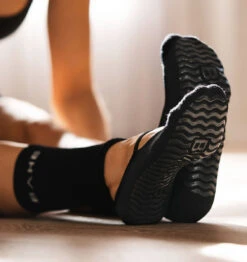 BAHE Studio Grippy Barre Socks - Anthracite 19 BAHE Studio Grippy Barre Socks - Anthracite -Fitness Supplies Store BAHE Studio Grippy Barre Socks Anthracite Lifestyle 05