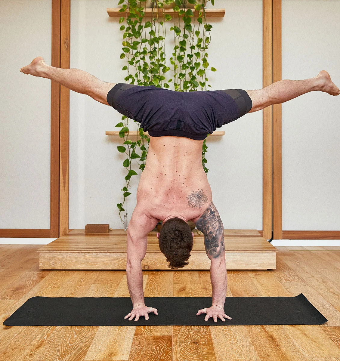 BAHE Studio Pilates Mat - 5mm - Anthracite 8 BAHE Studio Pilates Mat - 5mm - Anthracite - Image 6