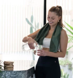 BAHE Studio Sweat Towel - Khaki 12 BAHE Studio Sweat Towel - Khaki -Fitness Supplies Store BAHE Studio Sweat Towel Khaki Lifestyle 02