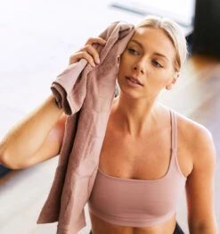 BAHE Studio Sweat Towel - Mauve 11 BAHE Studio Sweat Towel - Mauve -Fitness Supplies Store BAHE Studio Sweat Towel Mauve Lifestyle 01