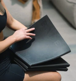 BAHE FoldUP™ Yoga/Pilates Mat - 6mm - Anthracite -Fitness Supplies Store BAHE foldUP Yoga Pilates Mat 6mm Anthracite Lifestyle 01